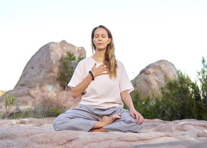 Méditation sur la plage avec Terre d'écume