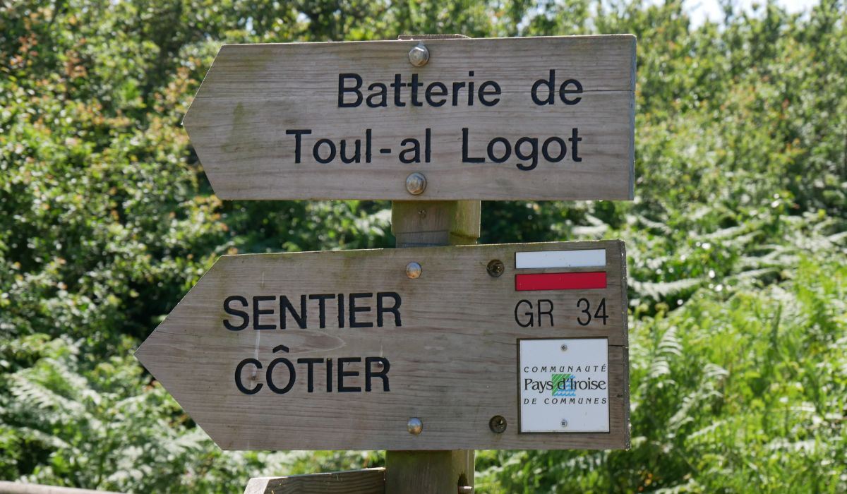 Panneau du GR34 indiquant la batterie Toul Logot sur le sentier côtier GR34