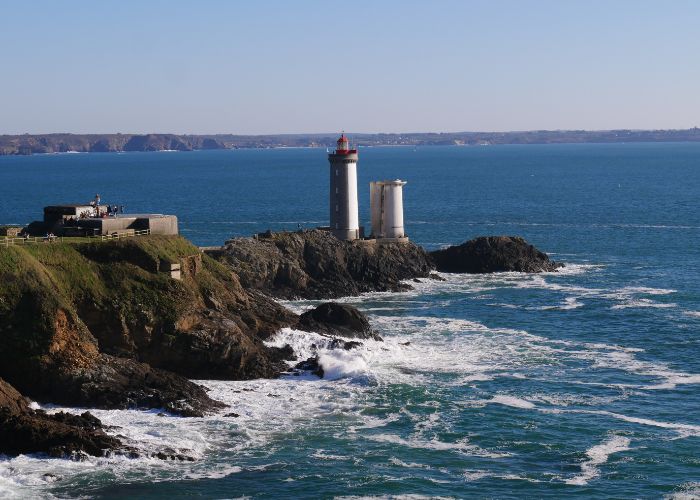 Vue au loin du phare du petit minou pendant les randonnées accompagnées et personnalisées Terre d'écume.