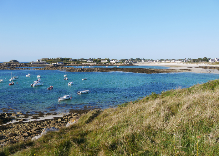 Vue de la mer d'Iroise depuis le sentier avec des bateaux blancs, nouveau circuit des randonnées guidées Terre d'écume.