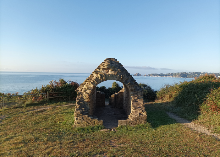 Batterie de Toul-al-Logot porsmilin, lieu emblématique de Bretagne lors d'une randonnée accompagnée et personnalisée Terre d'écume.