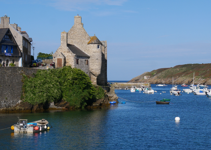 Vue du château du Conquet en Finistère nord et de sa ria pendant une randonnée guidée Terre d'écume.