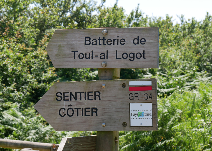 Panneau du GR34 vers la batterie de Toul-al-Logot, lieu emblématique du Finistère nord (Brest), pendant une randonnée guidée Terre d'écume.