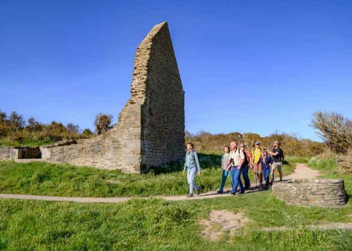 Randonnée accompagnée et guidée sur les sites touristiques emblématiques du Finistère Terre d'écume