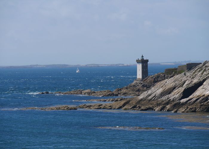 Phare de Kermorvan vue du sentier côtier GR34 pendant une randonnée accompagnée de Terre d'écume ( Finistère Brest)