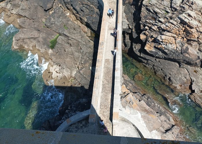 Vue du phare de Kermorvan pendant une randonnée sur la presqu'île de Kermorvan - le Conquet.