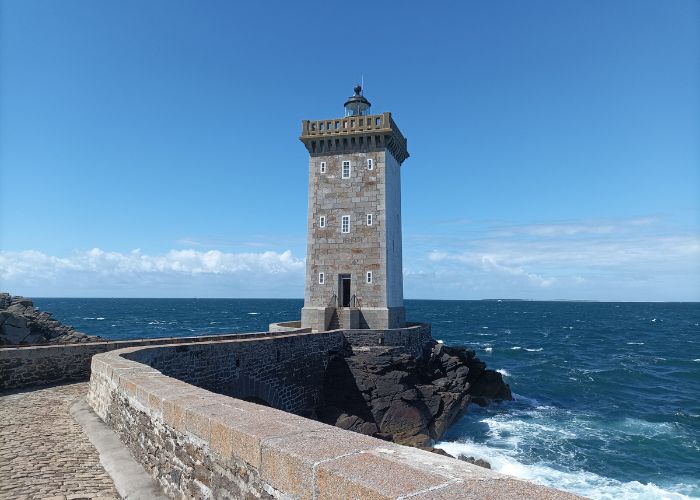 Vue du phare de Kermorvan pendant une randonnée sur la presqu'île de Kermorvan - le Conquet avec Terre d'écume
