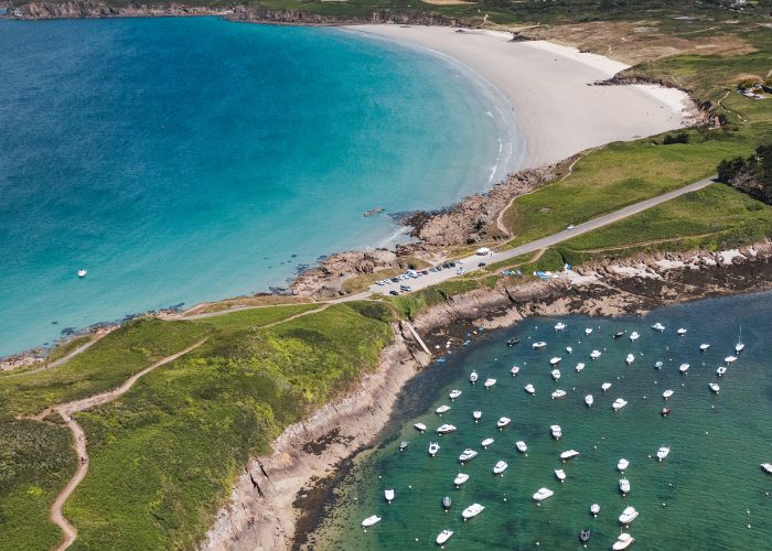 Vue de la presqu'île de Kermorvan et de la plage des blancs sablons, départ des circuits de randonnée Terre d'écume.