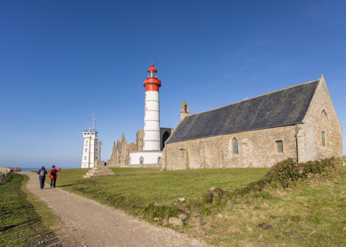 Phare de st Mathieu et son abbaye pointe Finistère Bretagne Plougonvelin photo prise du GR34