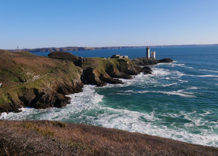 Randonnée au phare du petit minou, vu depuis le sentier des douaniers GR34.